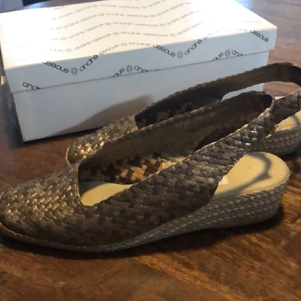 Andre Assous Paula Gold Metallic Woven Closed Toe Sandals size 7.5 M